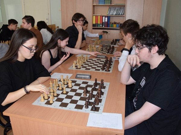 В "Гимназии" прошел шахматный турнир ко Дню Победы